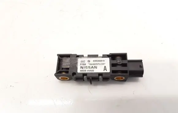 Nissan Primera Airbag deployment crash/impact sensor 98830AV600 0285003019