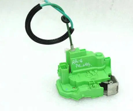 Alfa Romeo Giulietta Front door lock 7175441171775802