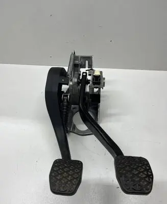 BMW 1 F20 F21 Pedal assembly 6761310