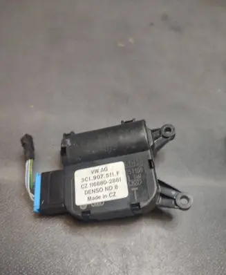 Volkswagen PASSAT B7 Air flap motor/actuator 3C1907511F