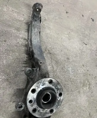 Volkswagen Touareg I Front wheel hub spindle knuckle