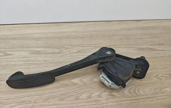 Volvo V70 Accelerator throttle pedal 9496821 CD71 00776913