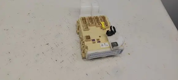 Toyota Auris E180 Fuse module 8273012X80A