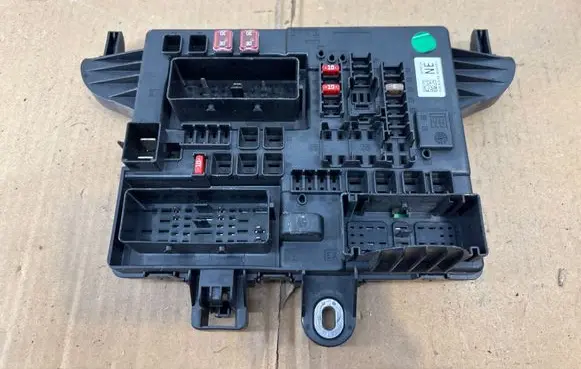 Opel Astra J Fuse module 13277321 10050603011