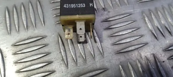 Volkswagen PASSAT B3 Other relay 431951253H