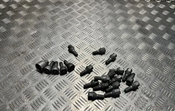 Renault Clio V Anti-theft wheel nuts and lock PU21017