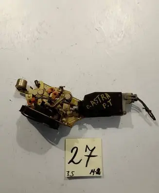 Opel Astra F Front door lock 90493702