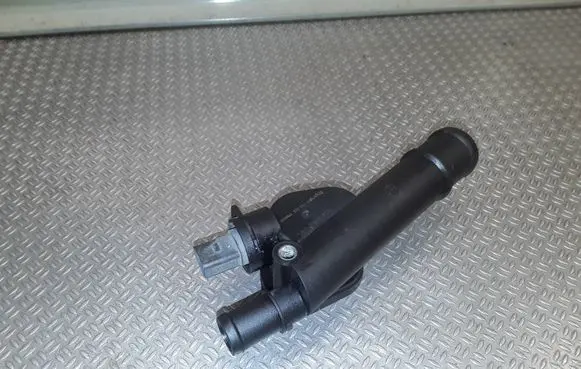 Volkswagen PASSAT B6 Engine coolant pipe/hose 