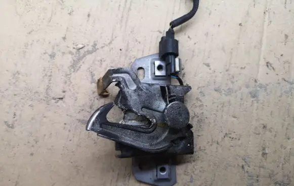 Volvo V50 Engine bonnet/hood lock/catch 30716530