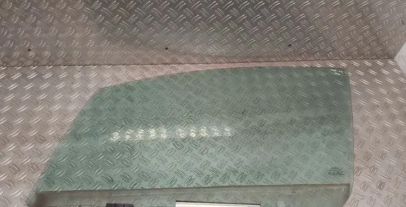 Toyota Yaris Front door window glass four-door 