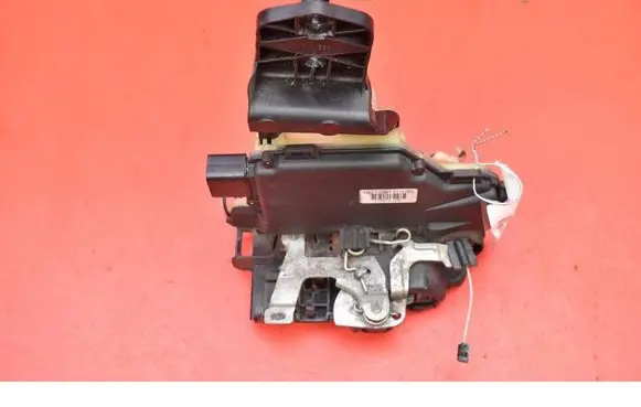 Volkswagen PASSAT B5.5 Front door lock C3B1837015Q