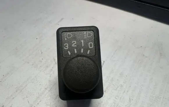 Nissan Primera Headlight level height control switch