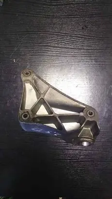 BMW 5 E39 Engine mounting bracket 6750441