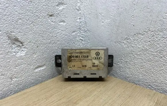 Audi A6 S6 C5 4B Alarm control unit/module 4D0951173B 960310