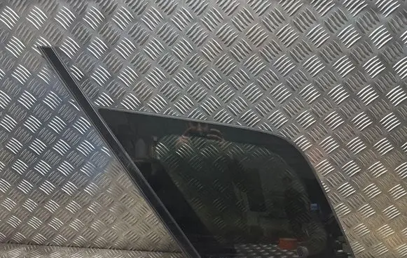 Land Rover Discovery Sport Rear side window 43R000073 E000090 DOT747M1240AS3