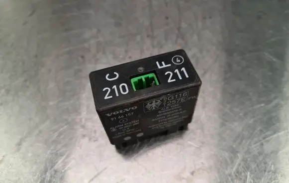 Volvo 850 Alarm relay 9166157 898821000