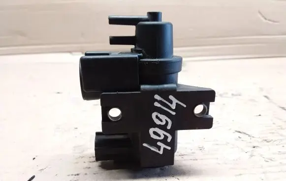 Toyota Avensis T250 Vacuum valve 258190R011