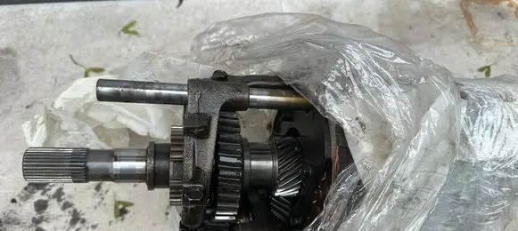 Nissan Patrol Y60 Gearbox transfer box case 