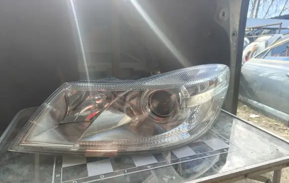 Skoda Octavia Mk2 (1Z) Headlight/headlamp 1Z1941015F 1EL24705201