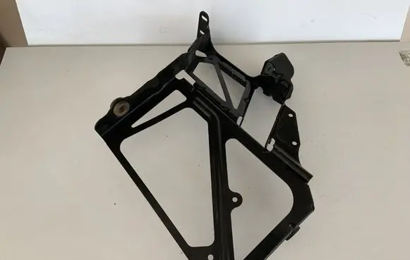 Audi A7 S7 4G Radiator mount bracket 4G8121261A