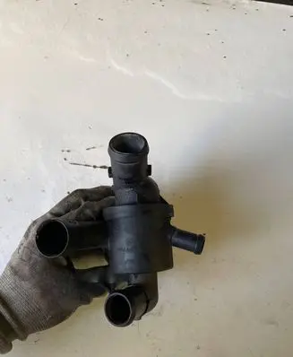 Volkswagen PASSAT B7 Thermostat/thermostat housing 03L121111AE PA660F30