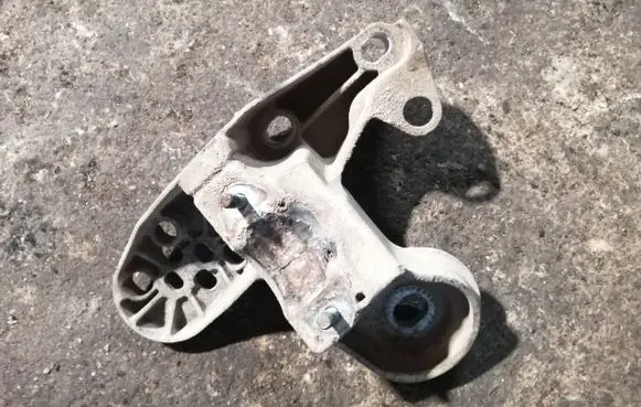 Audi A6 S6 C5 4B Engine mounting bracket 4B0199351B