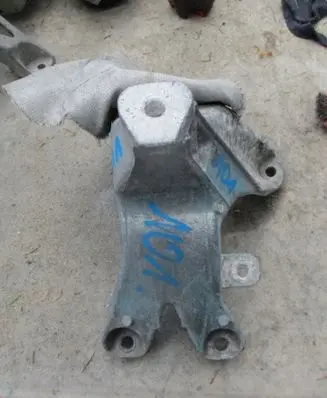 Audi A4 S4 B5 8D Engine mounting bracket 8K0199308BE