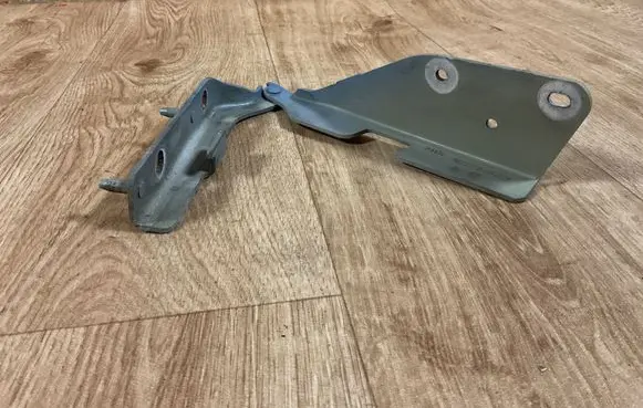 Engine bonnet/hood hinges