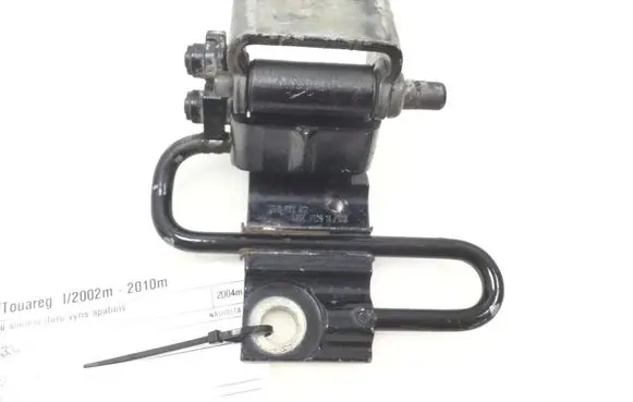 Volkswagen Touareg I Rear door lower hinge 7L0833412
