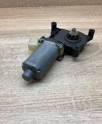 Mercedes-Benz C W202 Front door window regulator motor 0130821708