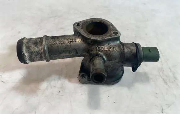 Volkswagen PASSAT B5.5 Engine coolant pipe/hose 038121133A