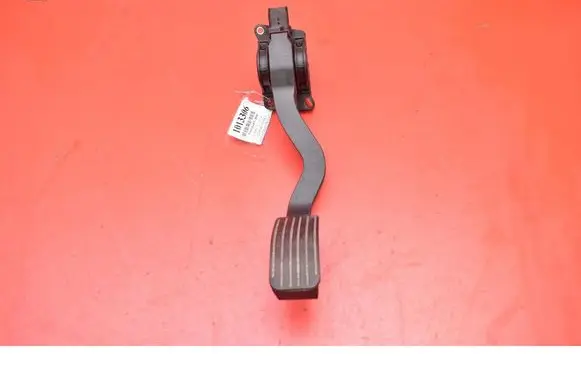Accelerator throttle pedal
