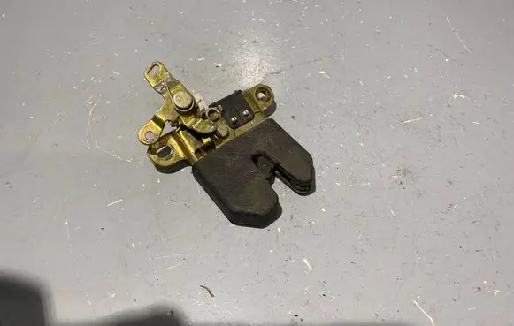 Volkswagen PASSAT B5.5 Front door lock 3B5827505