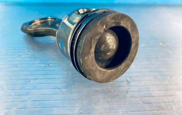 Ford Fiesta Piston with connecting rod
