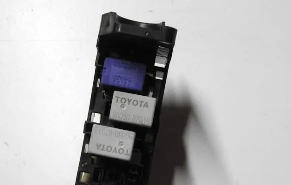 Toyota Auris 150 Relay mounting block 9008087019
