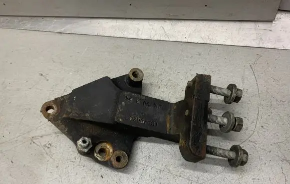 Chevrolet Captiva Engine mount bracket 92067381