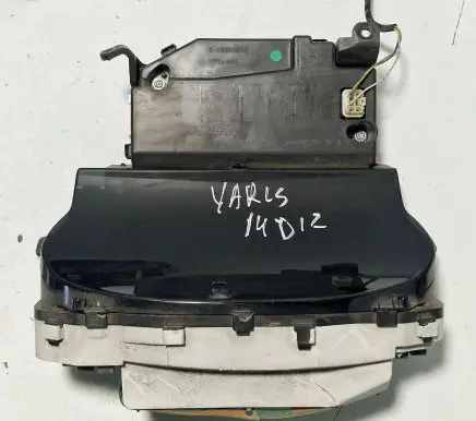 Toyota Yaris Speedometer (instrument cluster) 216558645