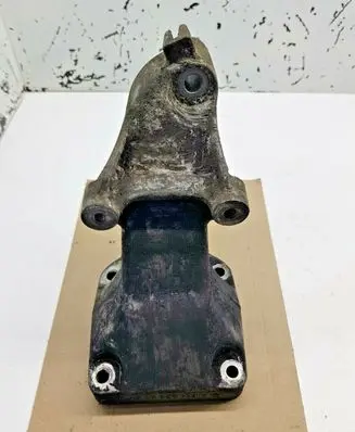 Mercedes-Benz C AMG W203 Engine mount bracket A6112230704 nr3535