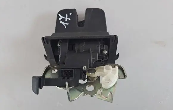 Skoda Superb B6 (3T) Loading door lock 3T9827520