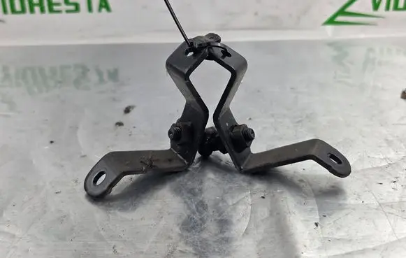 Honda CR-V Shock absorber/damper mounting bracket 