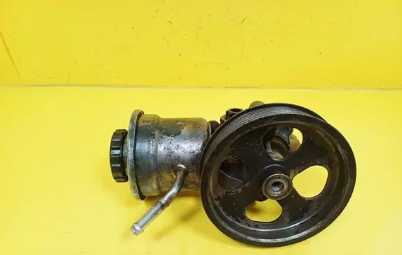 Toyota Corolla Verso AR10 Power steering pump 