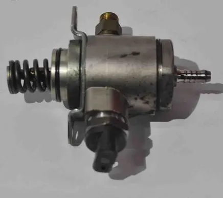 Audi A4 S4 B8 8K Fuel injection high pressure pump 06J127025D