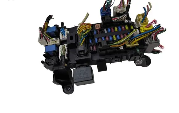 Suzuki Grand Vitara II Fuse module 3861084F21 0665005592