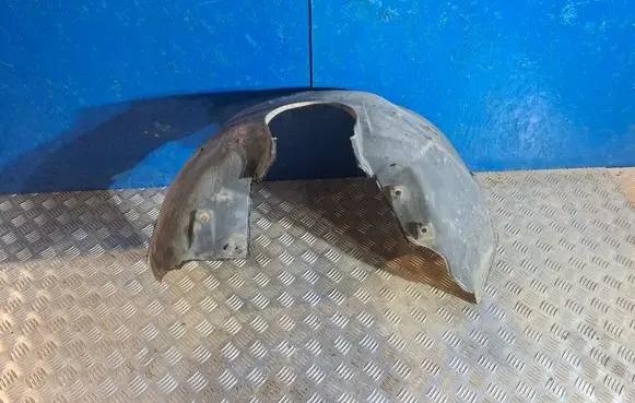 Front wheel arch liner splash guards