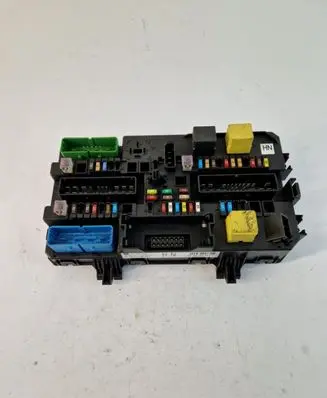 Opel Zafira B Fuse module 13220829