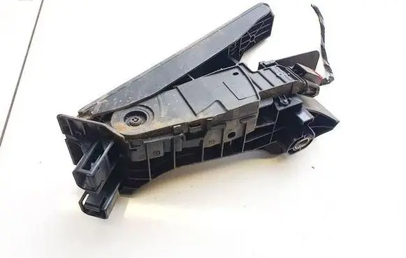 Accelerator throttle pedal