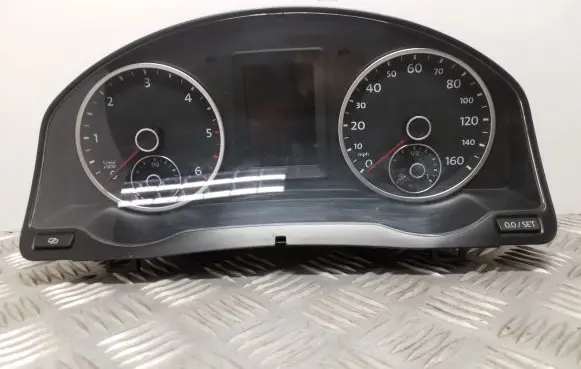 Volkswagen Tiguan Speedometer (instrument cluster) 5N0920972A