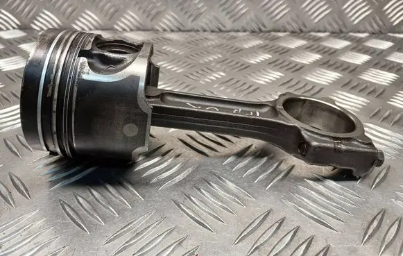 Nissan Qashqai Piston with connecting rod 7185928