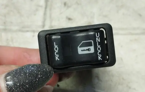 Nissan Primera Central locking switch button 3618Z
