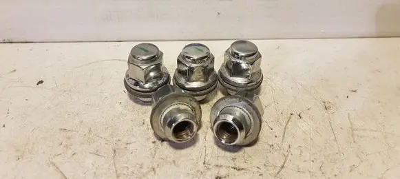 Toyota RAV 4 (XA40) Nuts/bolts 9094201033